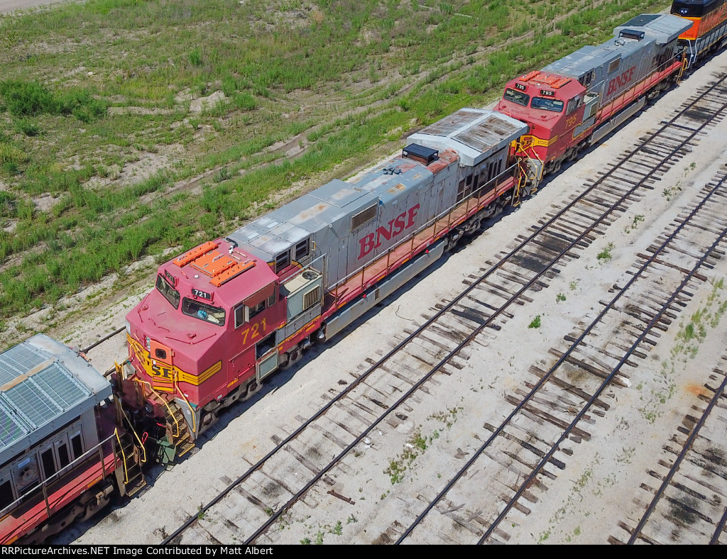 BNSF 721, the unit with BNSF 4982's front door